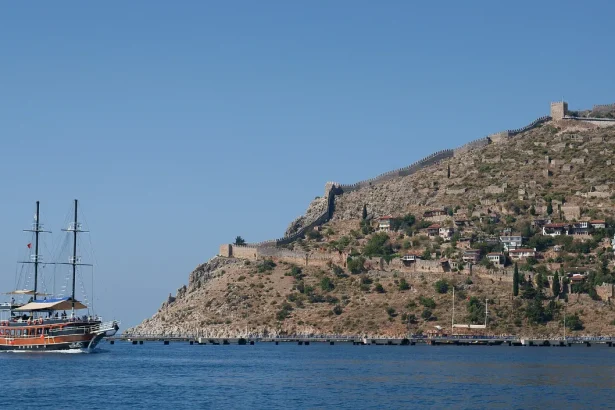 Alanya rain floods Konaklı market and homes as Antalya warning is raised to orange for tonight