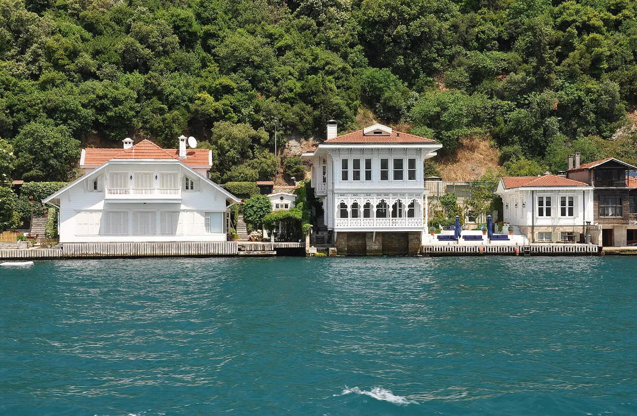 Bosphorus shipping suspended after cargo ship breaks down off Kanlıca in Istanbul