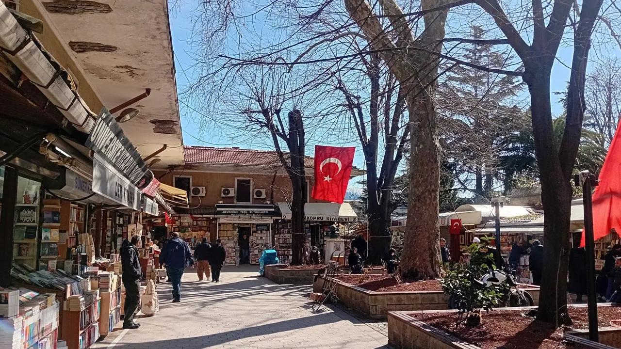 Writer and Can Yayınları editor-in-chief Cem Akaş laid to rest in Istanbul