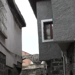 Heavy rain floods streets, homes and shops in Diyarbakır, Türkiye; underpasses closed