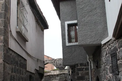 Heavy rain floods streets, homes and shops in Diyarbakır, Türkiye; underpasses closed