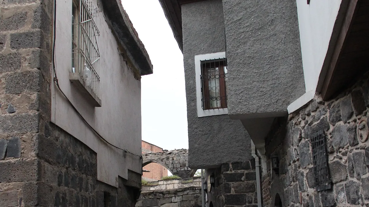 Heavy rain floods streets, homes and shops in Diyarbakır, Türkiye; underpasses closed