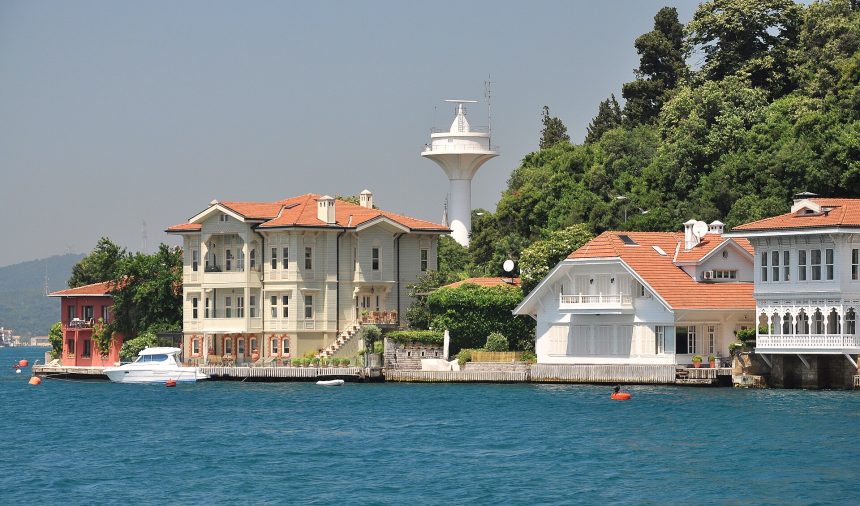Waterfront yalı mansion in Kanlıca on the Bosphorus