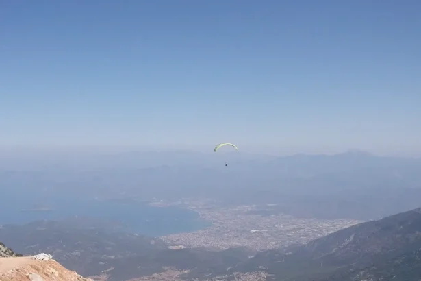 Fethiye's 26th Ölüdeniz Air Games run Oct. 21-25 with paragliding acrobatics and Turkish Stars display