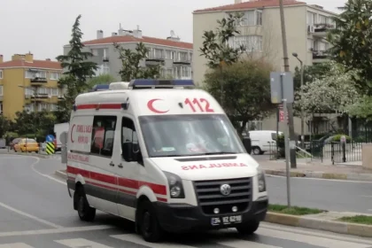 Narrow streets and illegal parking slow Istanbul ambulances in historic districts, chief physician says
