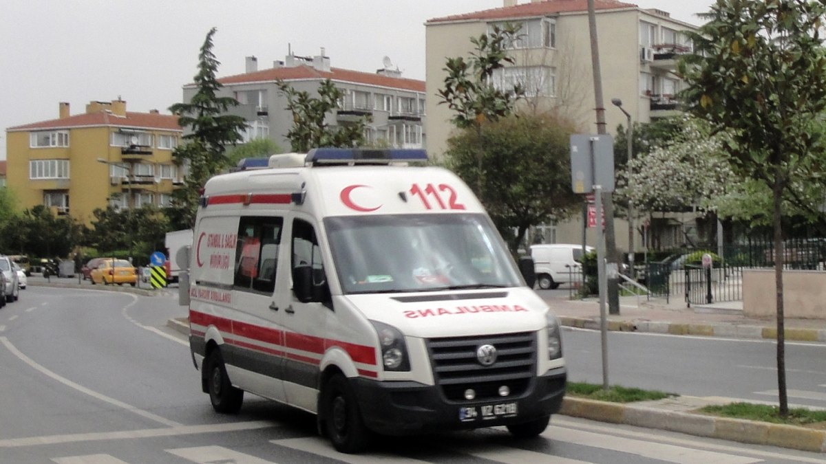 Narrow streets and illegal parking slow Istanbul ambulances in historic districts, chief physician says