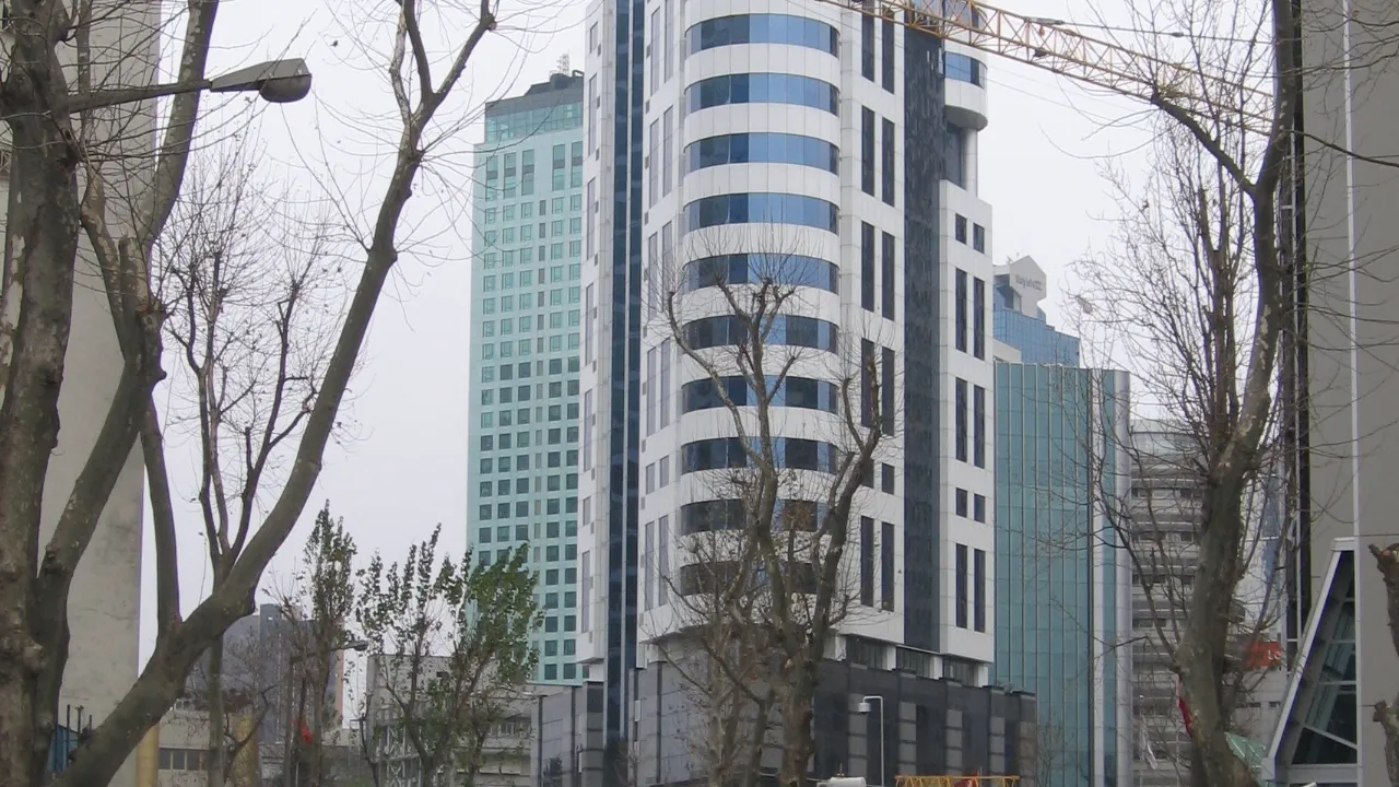 Istanbul demolishes stream-bed buildings in flood-hit Ayazağa as Kurum offers two renewal options