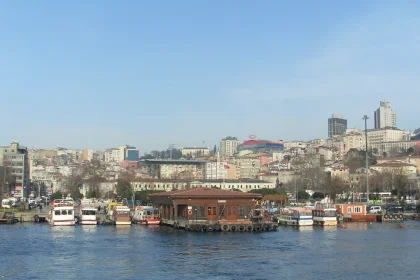 Derelict five-storey building collapses overnight in Istanbul's Beyoğlu, no one found under rubble