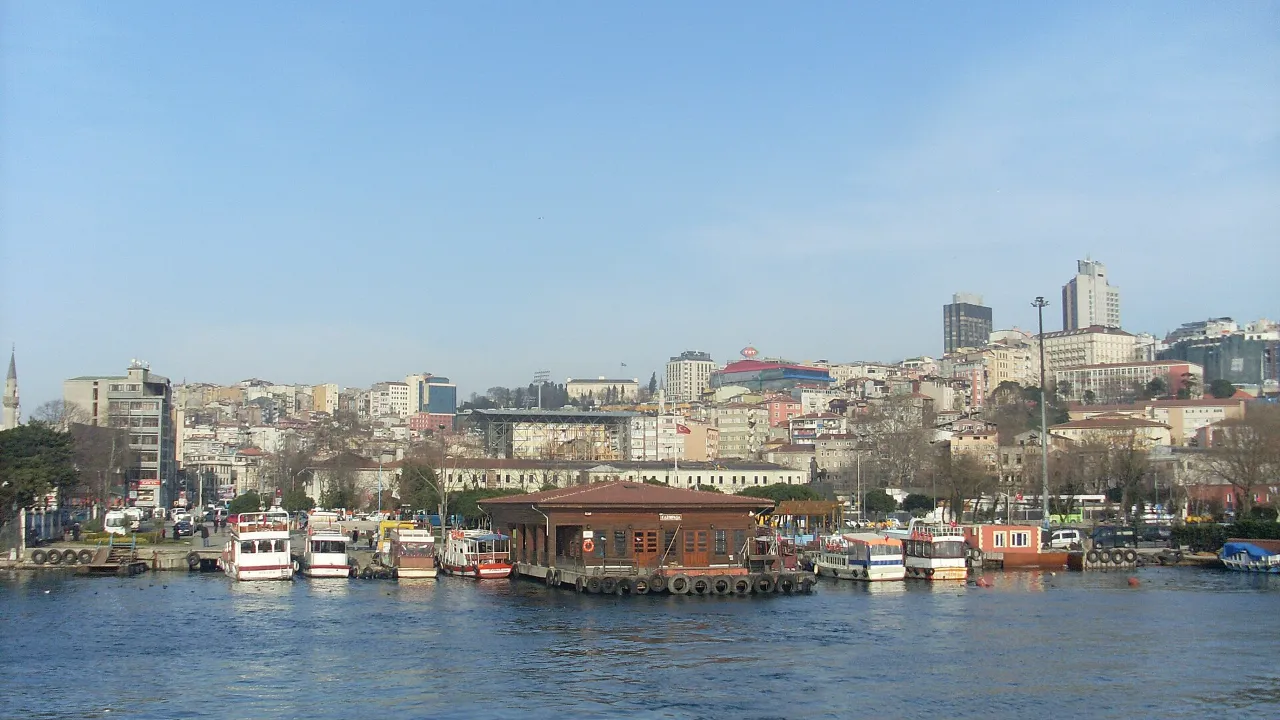 Derelict five-storey building collapses overnight in Istanbul's Beyoğlu, no one found under rubble