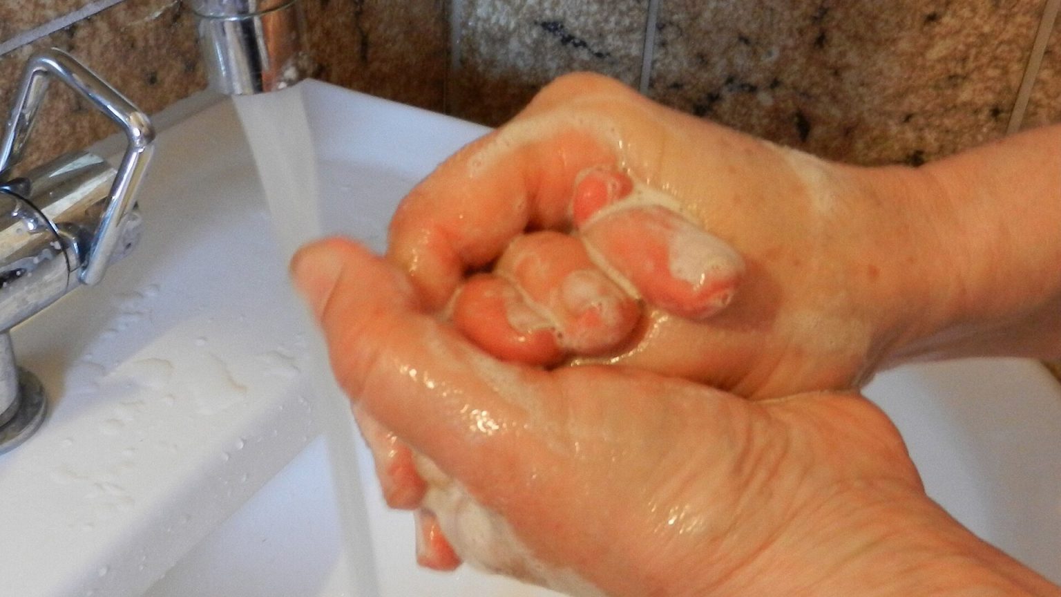 Doctors urge Istanbul flood victims to avoid tap water and discard soaked food