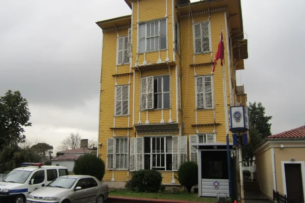 Istanbul prosecutors seize 7.66 billion lira in assets from drug network that used encrypted phones