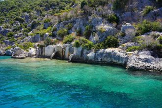 Kekova dig raises 4,700-year-old amphorae from what Türkiye calls the world's oldest shipwreck