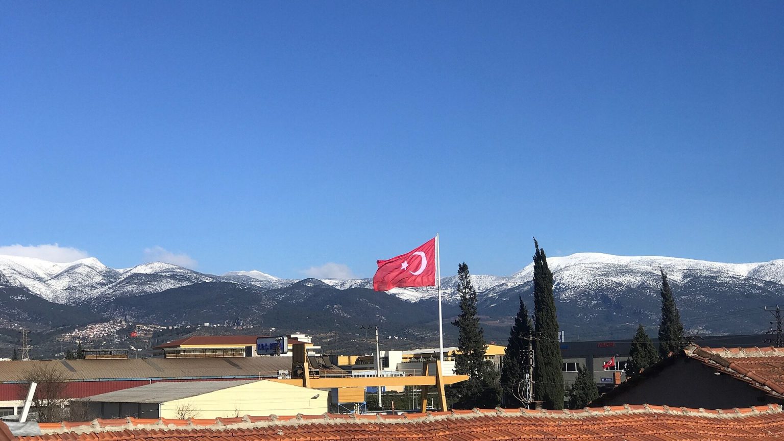 About 80 workers in İzmir's Kemalpaşa hospitalised with suspected food poisoning after catered meals