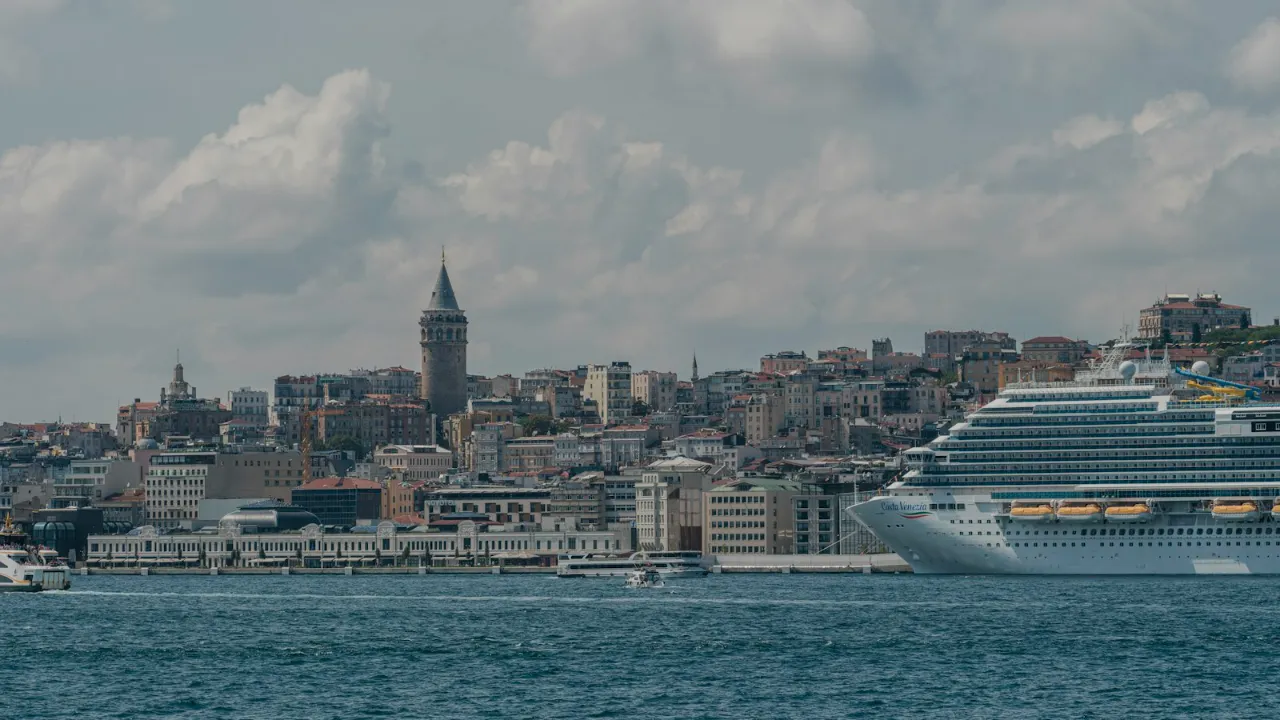 Three cruise ships bring about 3,200 passengers to Marmaris and Bodrum as late season continues