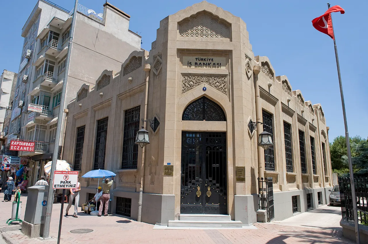 Opening a Bank Account in Türkiye as a Foreigner 2026: Documents, Banks and Tips