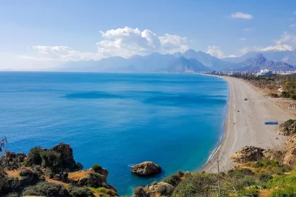 Falezlerden Antalya Konyaaltı Plajına doğru bir görünüm